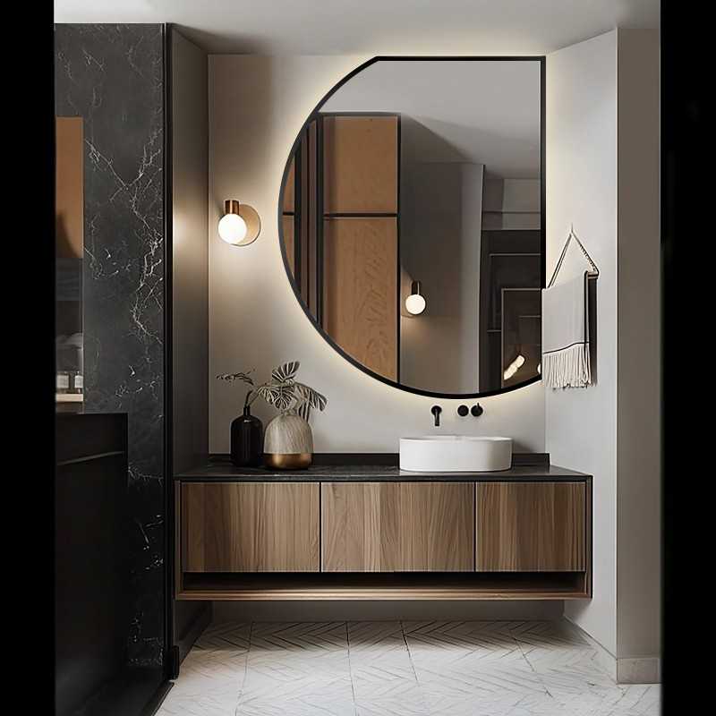 Onregelmatig gevormde spiegel in zwart mat mdf lijst met verlichting - ODETTA LED