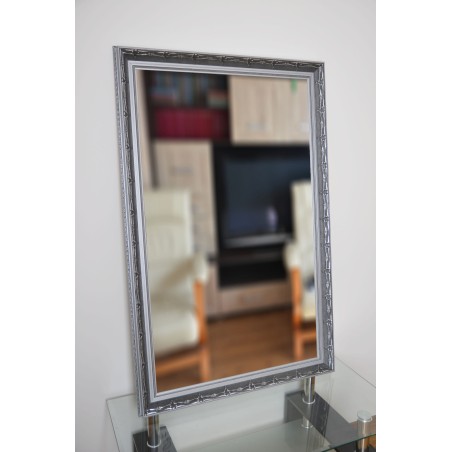 Miroir dans un cadre argenté orné - 8001001
