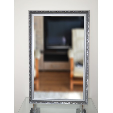 Miroir dans un cadre argenté orné - 8001001