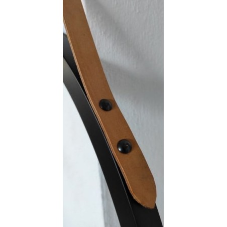 Ronde spiegel in zwart matte lijst op bruin lederen band - OTTO RIEM BRONS - lijstkleur naar keuze