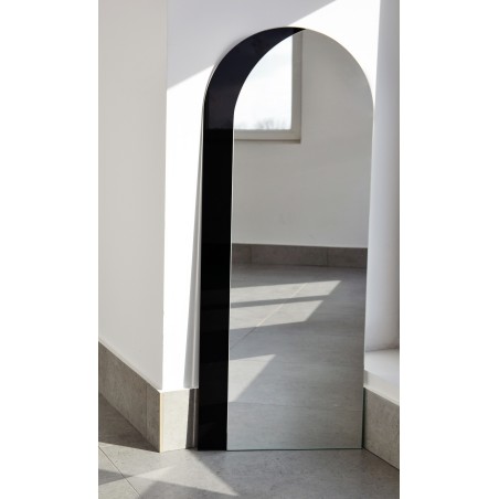 Halfronde spiegel met decoratieve zwarte lakobel - KOSMA