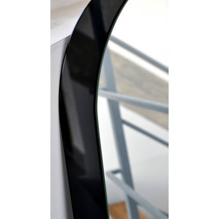 Halfronde spiegel met decoratieve zwarte lakobel - KOSMA